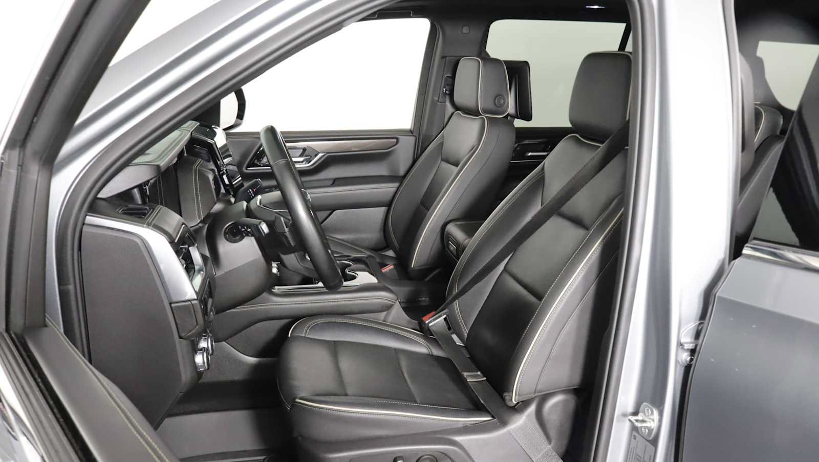Used 2025 GMC Yukon Elevation w/ Elevation Premium Package AWD/4WD image 11