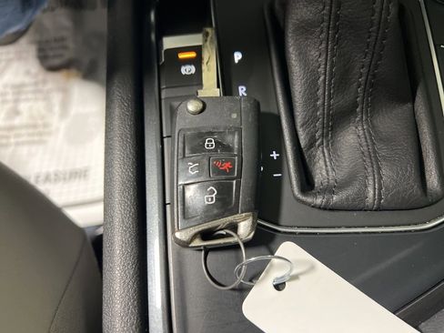 Used 2019 Volkswagen Tiguan SE image 34