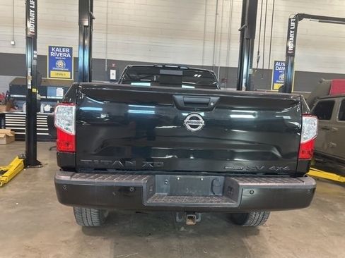 Used 2018 Nissan Titan SV w/ SV Convenience Package image 11