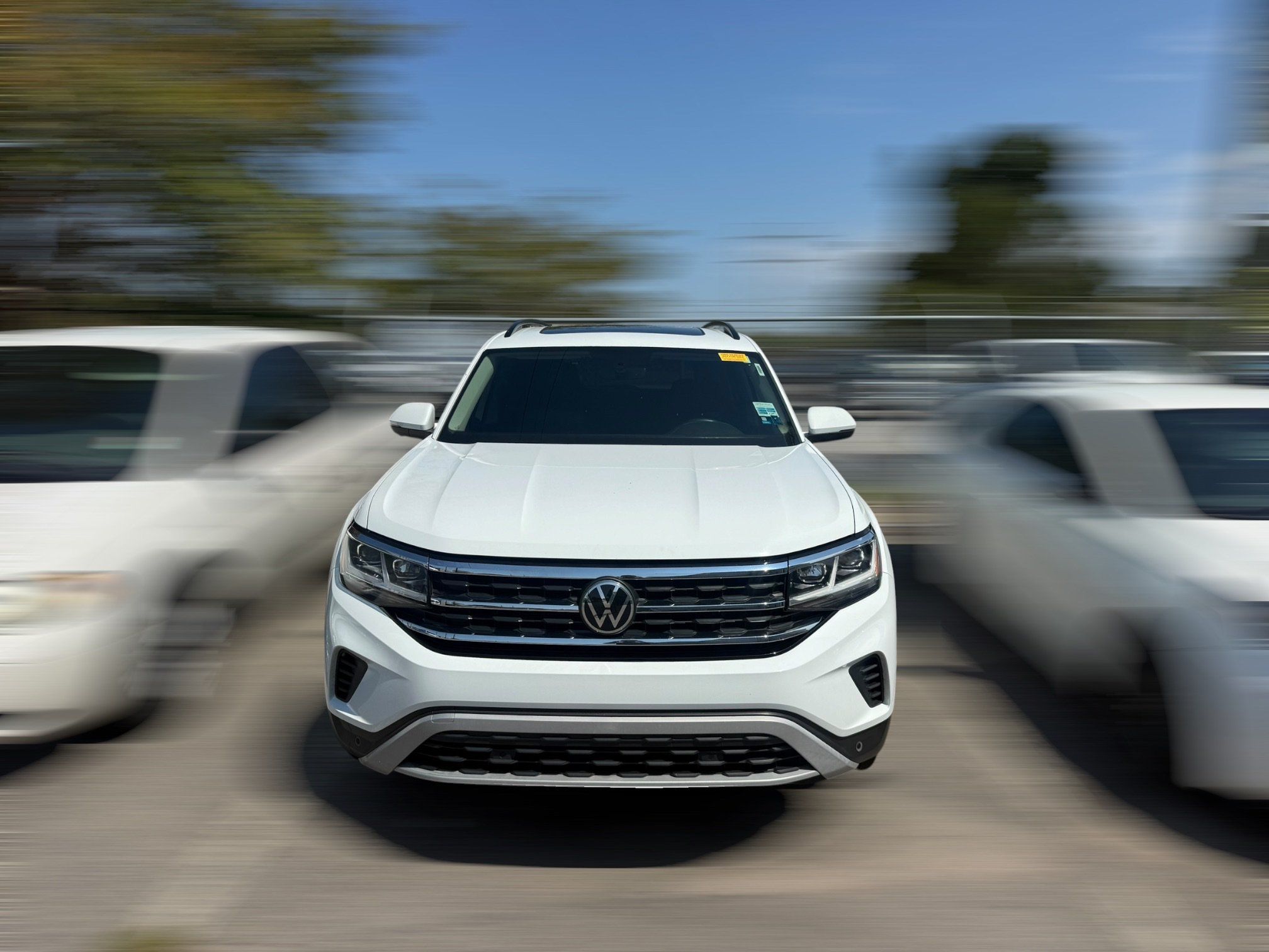 Used 2022 Volkswagen Atlas SE w/ Panoramic Sunroof Package FWD image 2