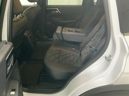 Used 2025 Mitsubishi Outlander 4WD Plug-In Hybrid image 18
