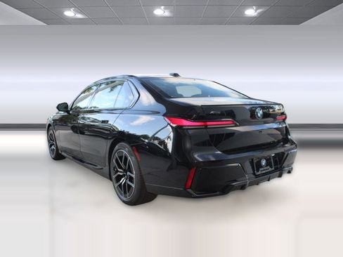 New 2026 BMW 750e xDrive image 3