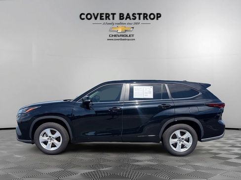 Used 2025 Toyota Highlander LE FWD image 4