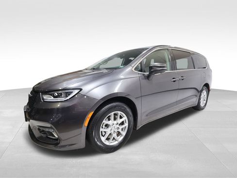 Used 2023 Chrysler Pacifica Touring-L image 8