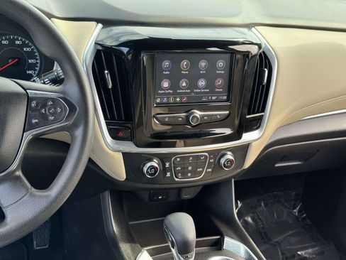 Used 2022 Chevrolet Traverse LS image 3