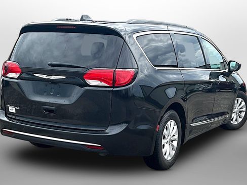 Used 2017 Chrysler Pacifica Touring-L FWD image 10