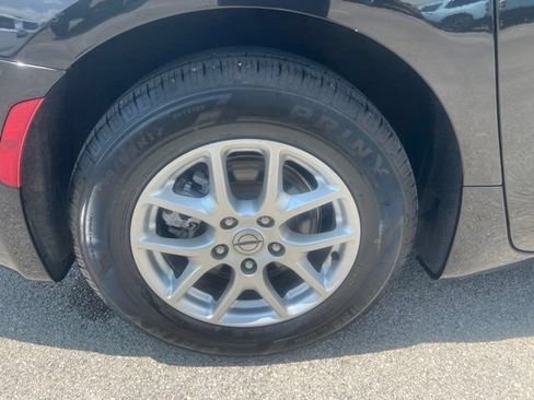 Used 2023 Chrysler Pacifica Touring-L FWD image 11