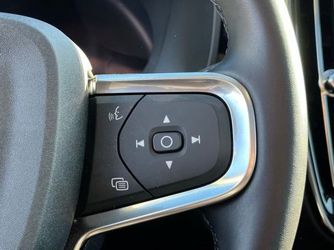 Used 2025 Volvo XC40 B5 Plus image 17