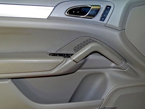 Used 2014 Porsche Cayenne GTS image 14