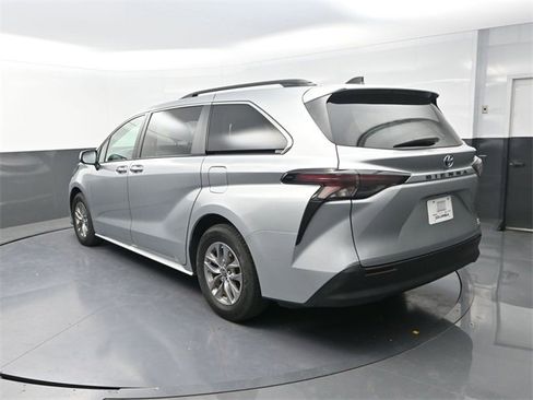 Used 2023 Toyota Sienna XLE image 5