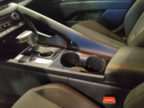 Used 2025 Hyundai Elantra SEL image 26