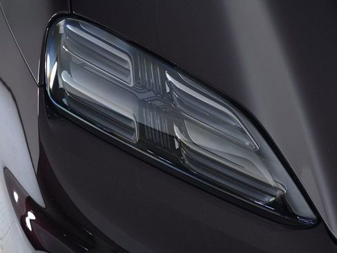 Certified 2025 Porsche Macan Electric image 11