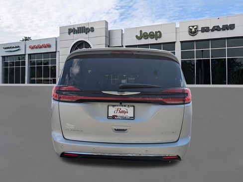New 2026 Chrysler Pacifica Limited image 4