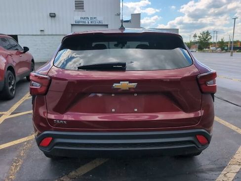 Used 2024 Chevrolet Trax LS w/ LS Convenience Package FWD image 2