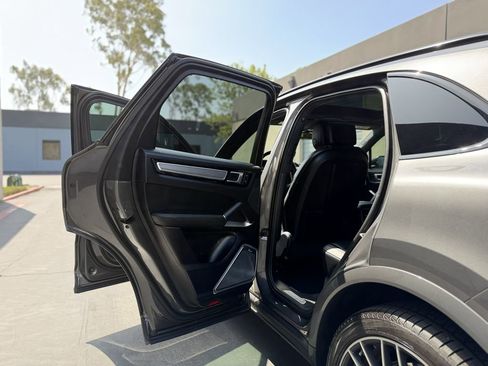 Used 2021 Porsche Cayenne Turbo AWD/4WD image 28