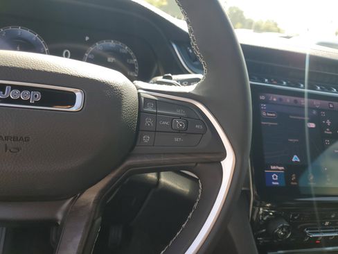 New 2025 Jeep Grand Cherokee Limited w/ Black Appearance Package image 14