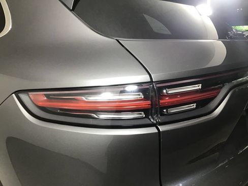 Certified 2022 Porsche Cayenne AWD/4WD image 11