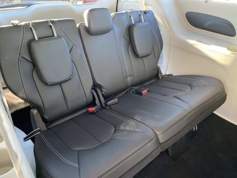 Certified 2022 Chrysler Pacifica Touring-L image 23