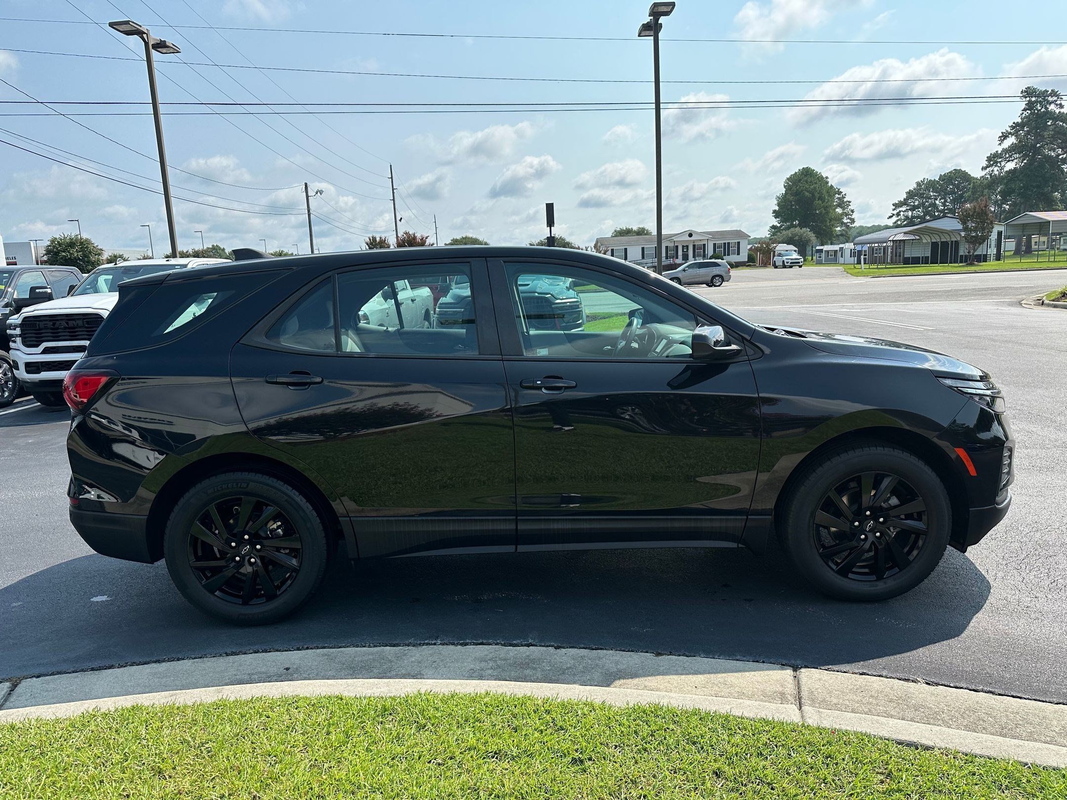 Used 2023 Chevrolet Equinox LS w/ Midnight Edition FWD image 4