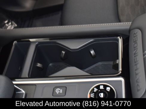 Used 2024 Nissan Pathfinder SV w/ SV Premium Package image 19