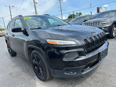 Used 2016 Jeep Cherokee Sport FWD image 4