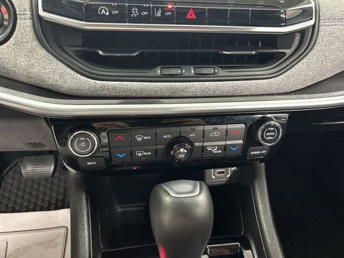 Used 2022 Jeep Compass Latitude w/ Convenience Group AWD/4WD image 16