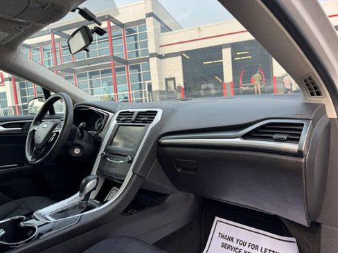 Used 2015 Ford Fusion SE FWD image 19