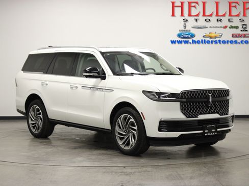Used 2025 Lincoln Navigator Reserve image 1