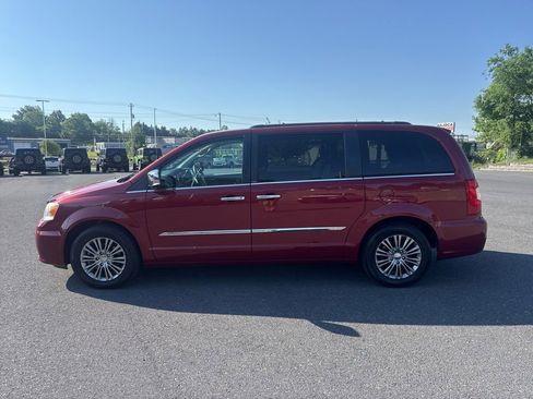 Used 2014 Chrysler Town & Country Touring-L w/ Driver Convenience Group FWD image 7