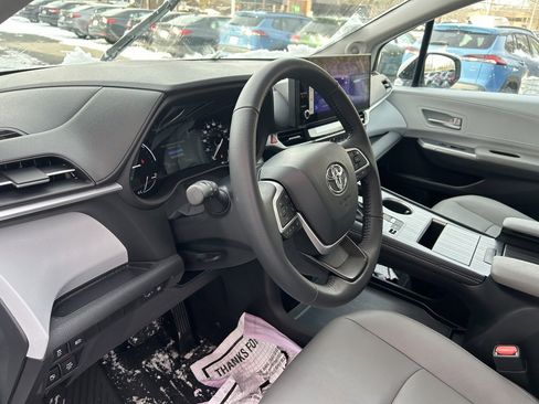 Used 2025 Toyota Sienna XLE w/ XLE Plus Package image 8