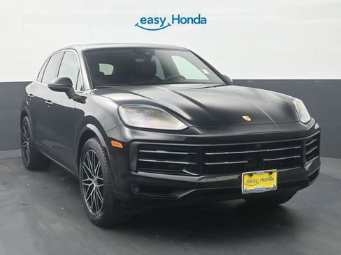 Used 2025 Porsche Cayenne AWD/4WD image 2