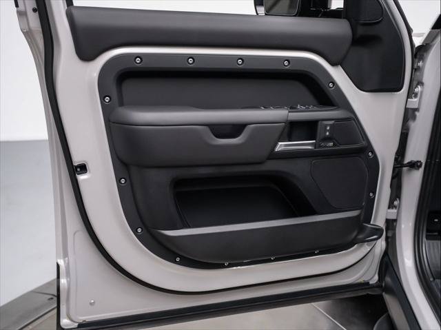 New 2026 Land Rover Defender 130 X-Dynamic SE AWD/4WD image 24