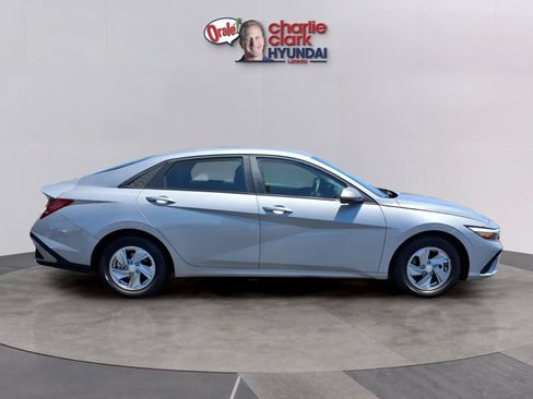 Certified 2025 Hyundai Elantra SE w/ Cargo Package FWD image 6