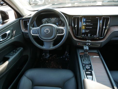 Used 2021 Volvo XC60 T5 Momentum w/ Premium Package AWD/4WD image 12