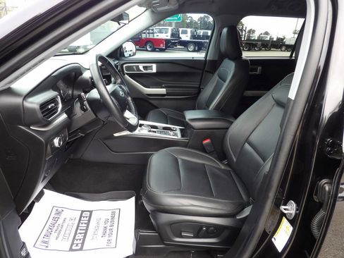 Used 2022 Ford Explorer XLT w/ Equipment Group 202A image 17