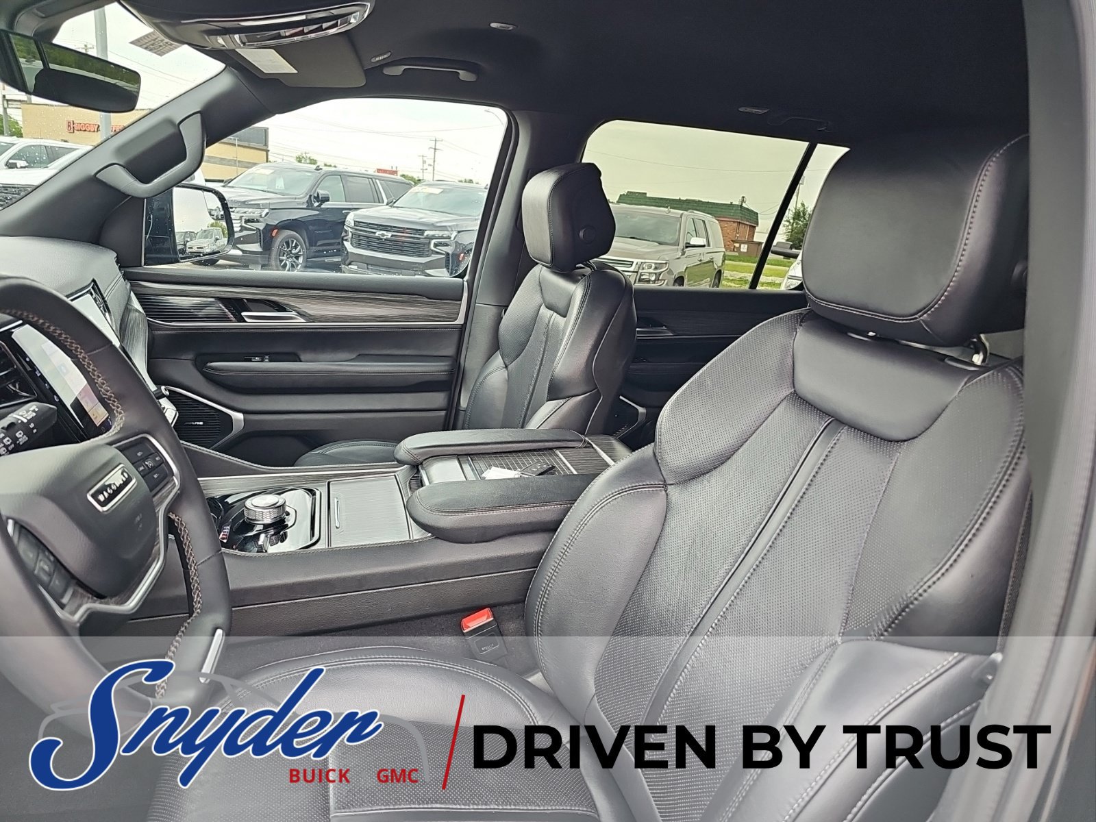 Used 2024 Jeep Wagoneer L Series II w/ Flexible Seating Group AWD/4WD image 10