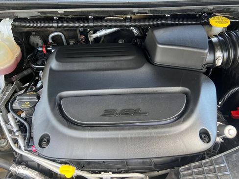 Used 2024 Chrysler Pacifica Touring-L FWD image 16