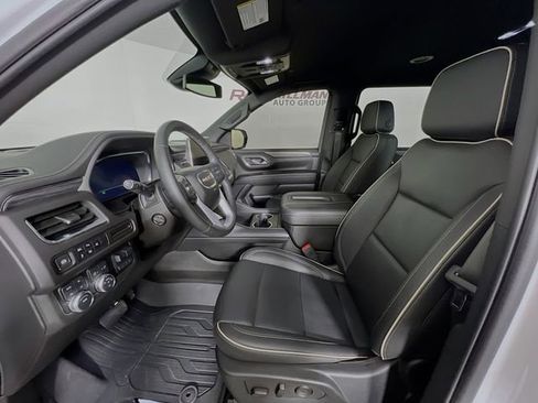 Used 2024 GMC Yukon XL SLT w/ SLT Luxury Package image 10