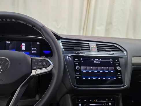 Certified 2022 Volkswagen Tiguan SE image 17