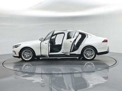 Used 2025 BMW 530i xDrive w/ Premium Package image 39