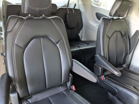 Used 2023 Chrysler Pacifica Touring-L FWD image 32