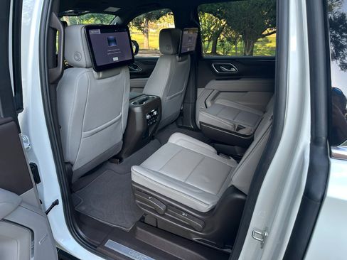 Used 2024 GMC Yukon XL SLT w/ SLT Luxury Package image 16