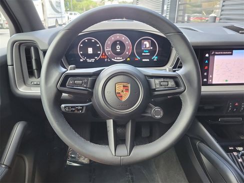 Used 2025 Porsche Cayenne image 37