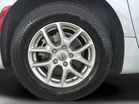 Used 2023 Chrysler Pacifica Touring-L FWD image 27