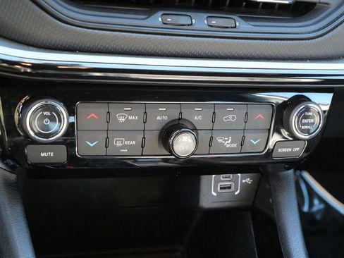 Used 2025 Jeep Compass Trailhawk AWD/4WD image 21
