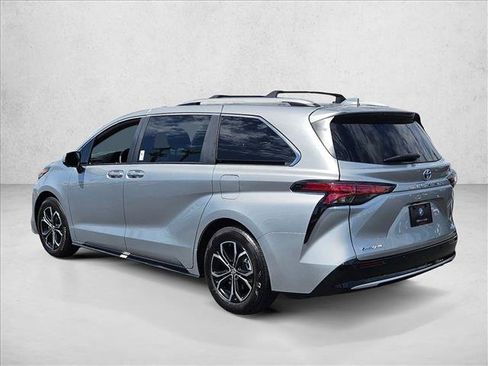 Used 2025 Toyota Sienna Platinum AWD/4WD image 8