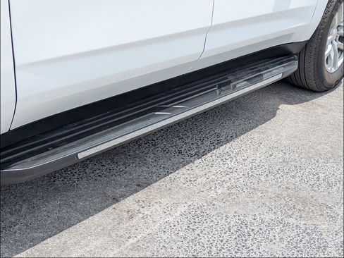 Used 2024 Chevrolet Suburban LT RWD image 13