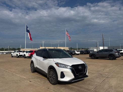 Certified 2024 Nissan Kicks SV FWD image 1
