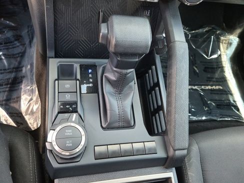 Certified 2025 Toyota Tacoma SR5 AWD/4WD image 18