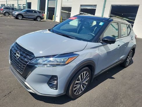 Used 2023 Nissan Kicks SR w/ SR Premium Package FWD image 3